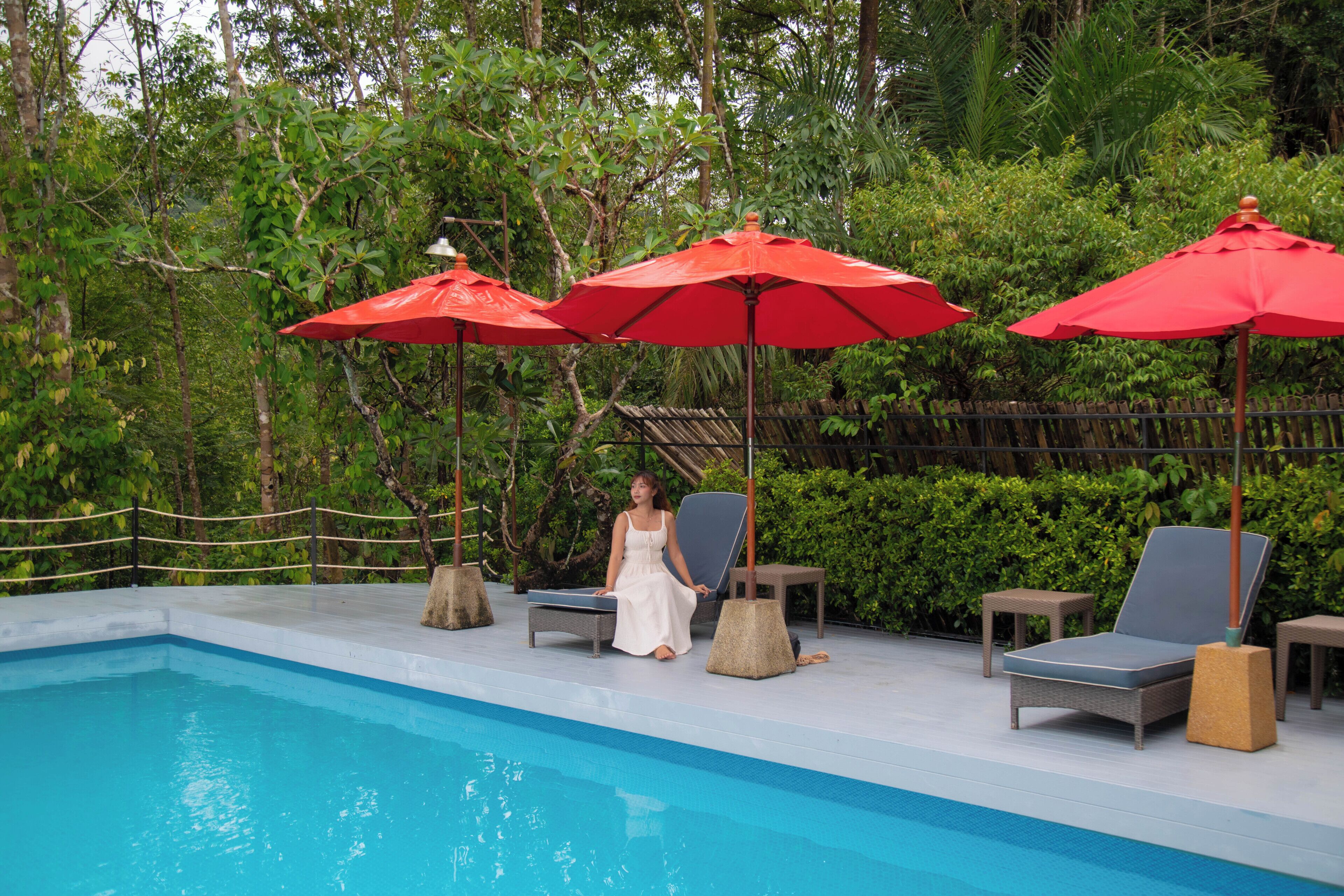 Una piscina al aire libre