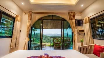 Romantic Signature View | Desk, blackout curtains, free WiFi, bed sheets