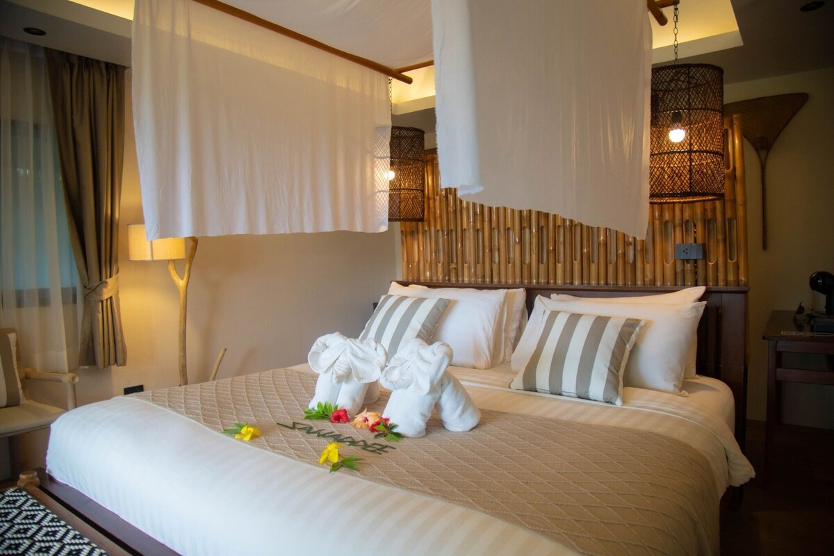 Desk, blackout curtains, free WiFi, bed sheets