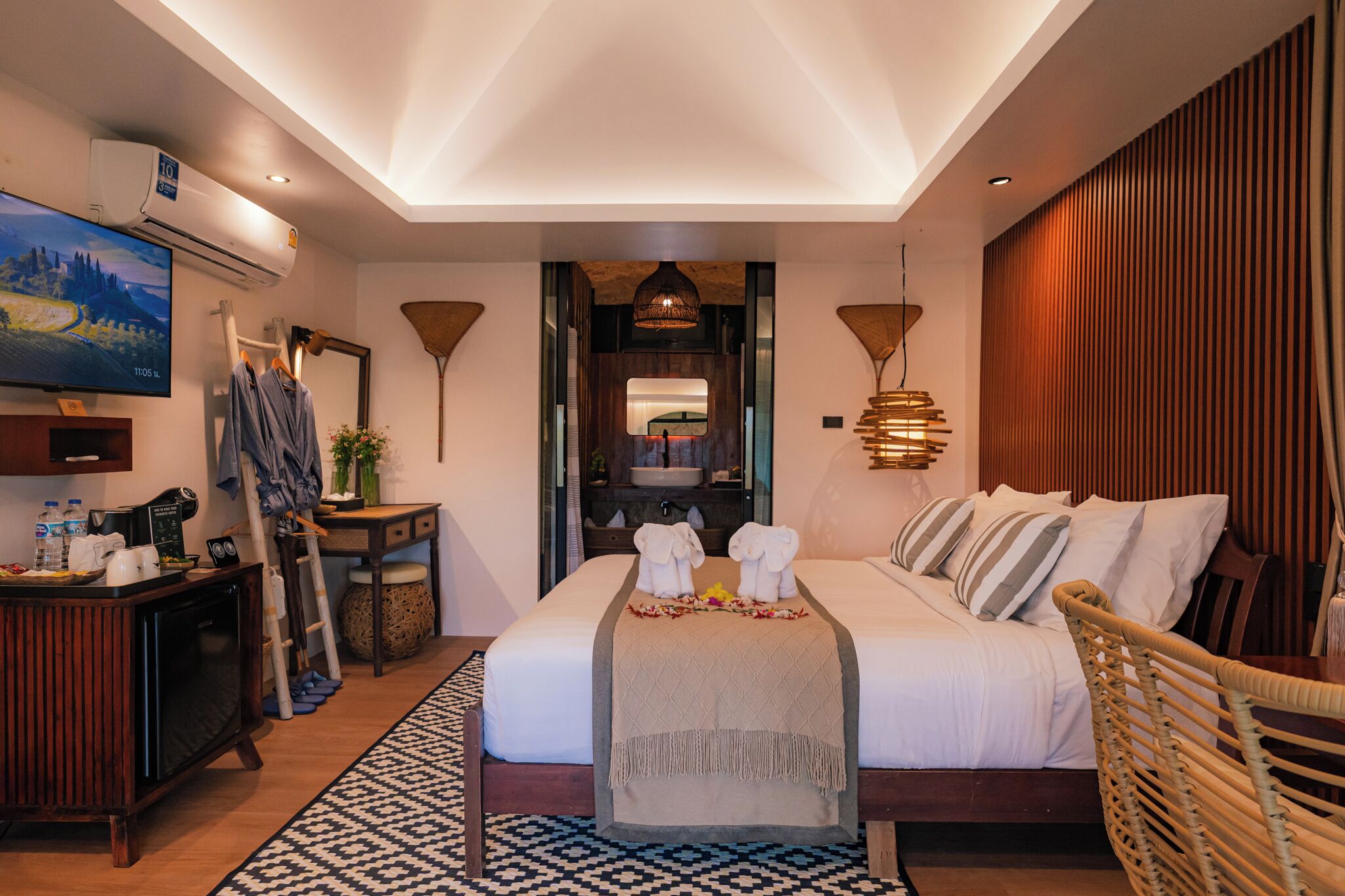Exotic Top View Double | Desk, blackout curtains, free WiFi, bed sheets