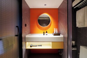 Deluxe Room | Bathroom | Shower, free toiletries, hair dryer, bathrobes
