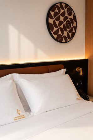 Escritorio, wifi gratis, ropa de cama