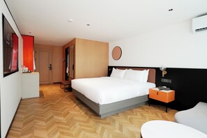 Deluxe Room | Desk, free WiFi, bed sheets - L-Seven Hotel (Bangkok)