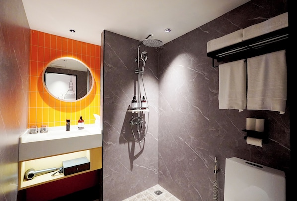 Chambre Standard | Salle de bain | Douche, articles de toilette gratuits, sèche-cheveux, peignoirs