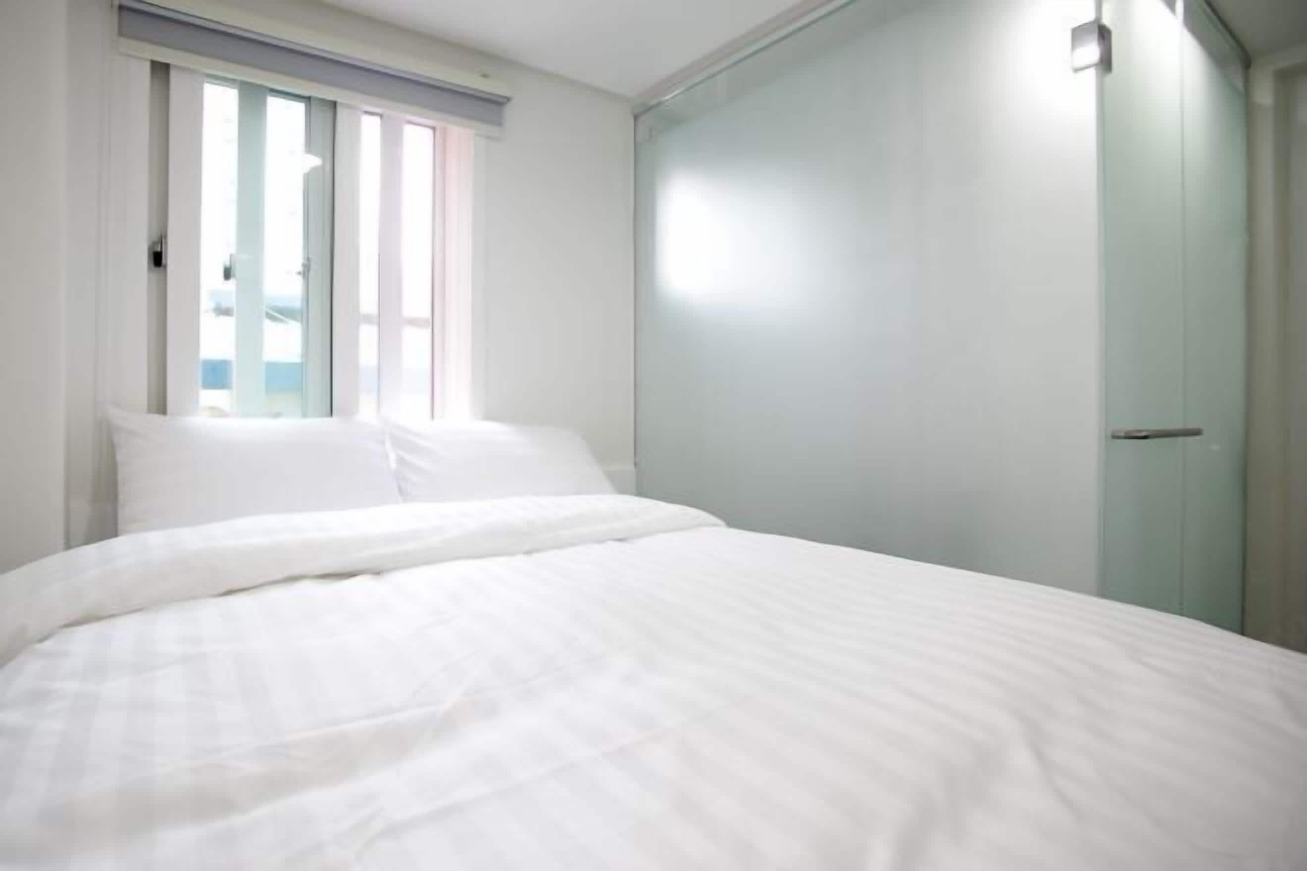 アイロン / アイロン台、WiFi (無料)、ベッドシーツ