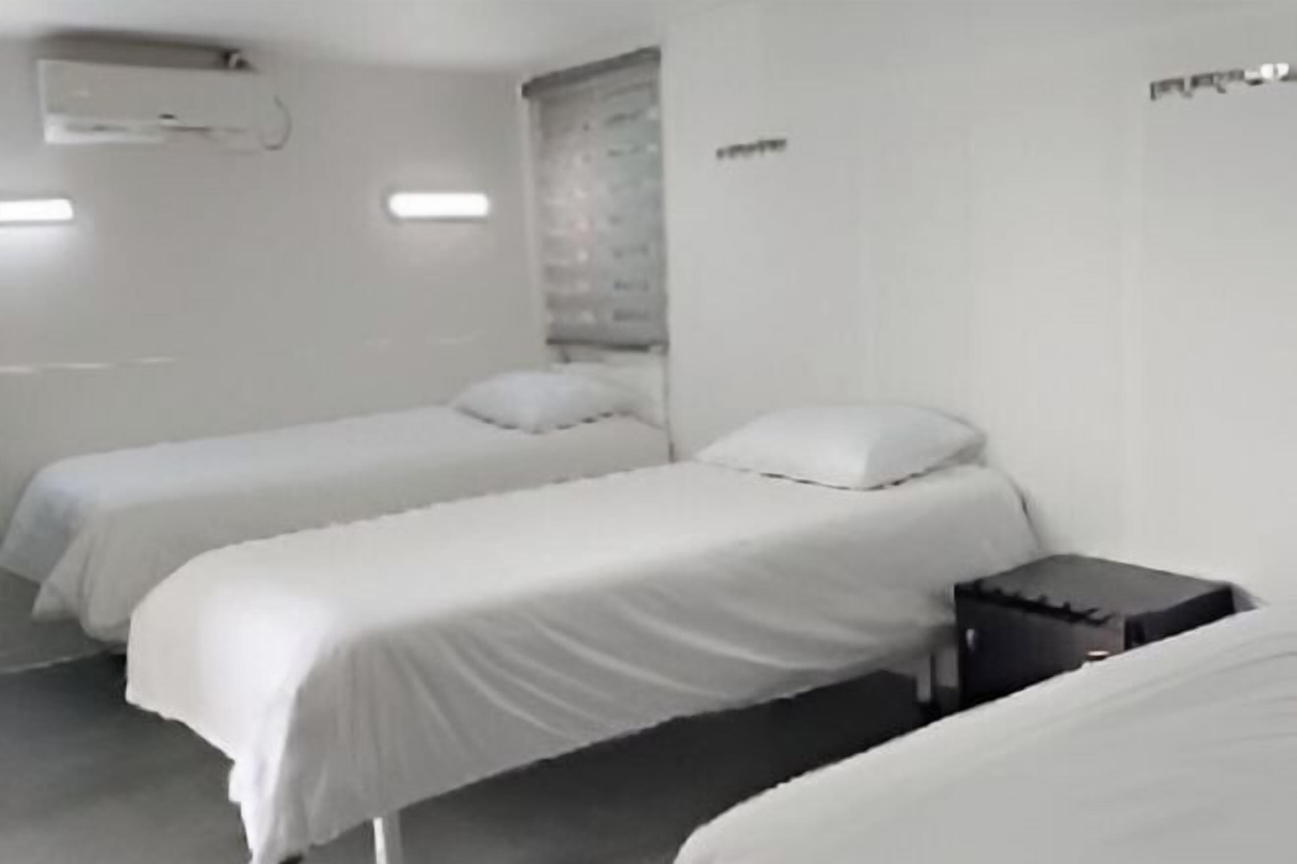 アイロン / アイロン台、WiFi (無料)、ベッドシーツ