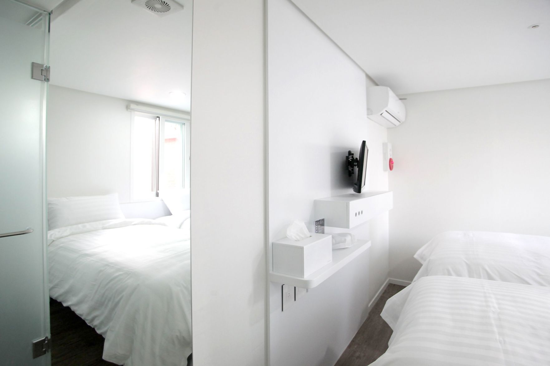 Tabla de planchar con plancha, wifi gratis y ropa de cama 
