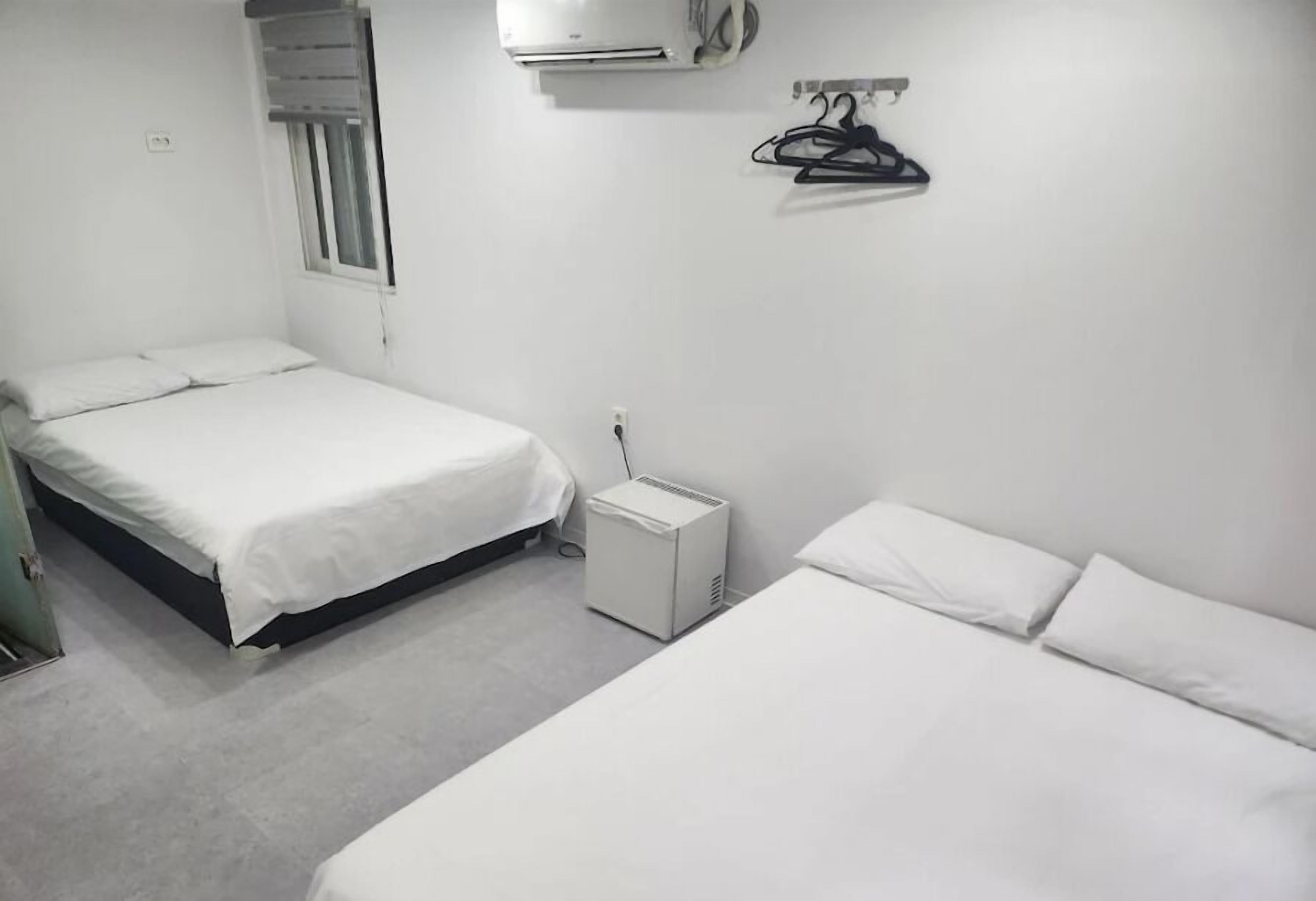 Habitación cuádruple familiar | Tabla de planchar con plancha, wifi gratis y ropa de cama 