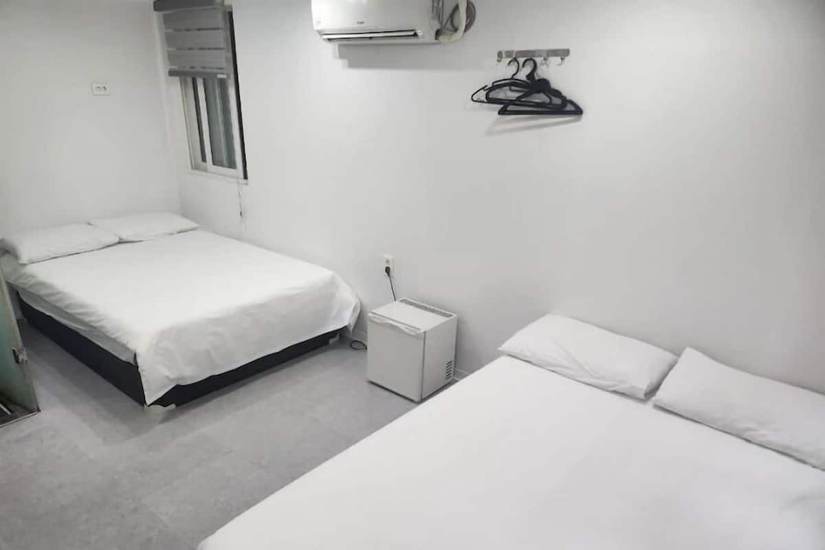 Habitación cuádruple familiar | Tabla de planchar con plancha, wifi gratis y ropa de cama