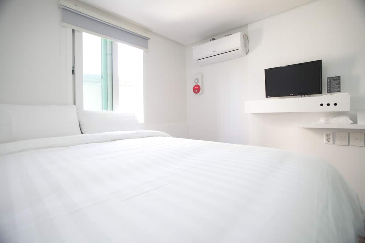 Iron/ironing board, free WiFi, bed sheets