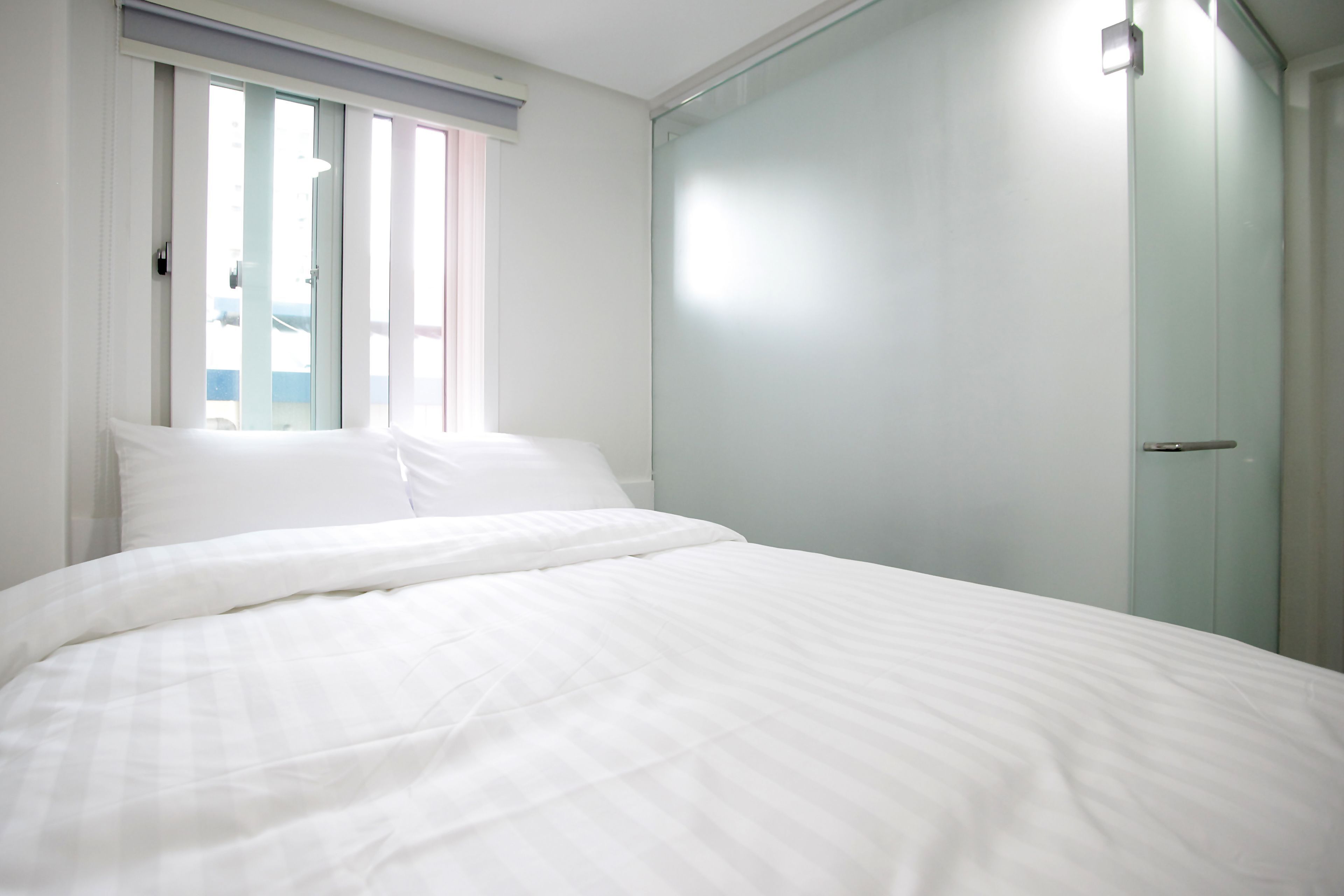 Tabla de planchar con plancha, wifi gratis y ropa de cama 