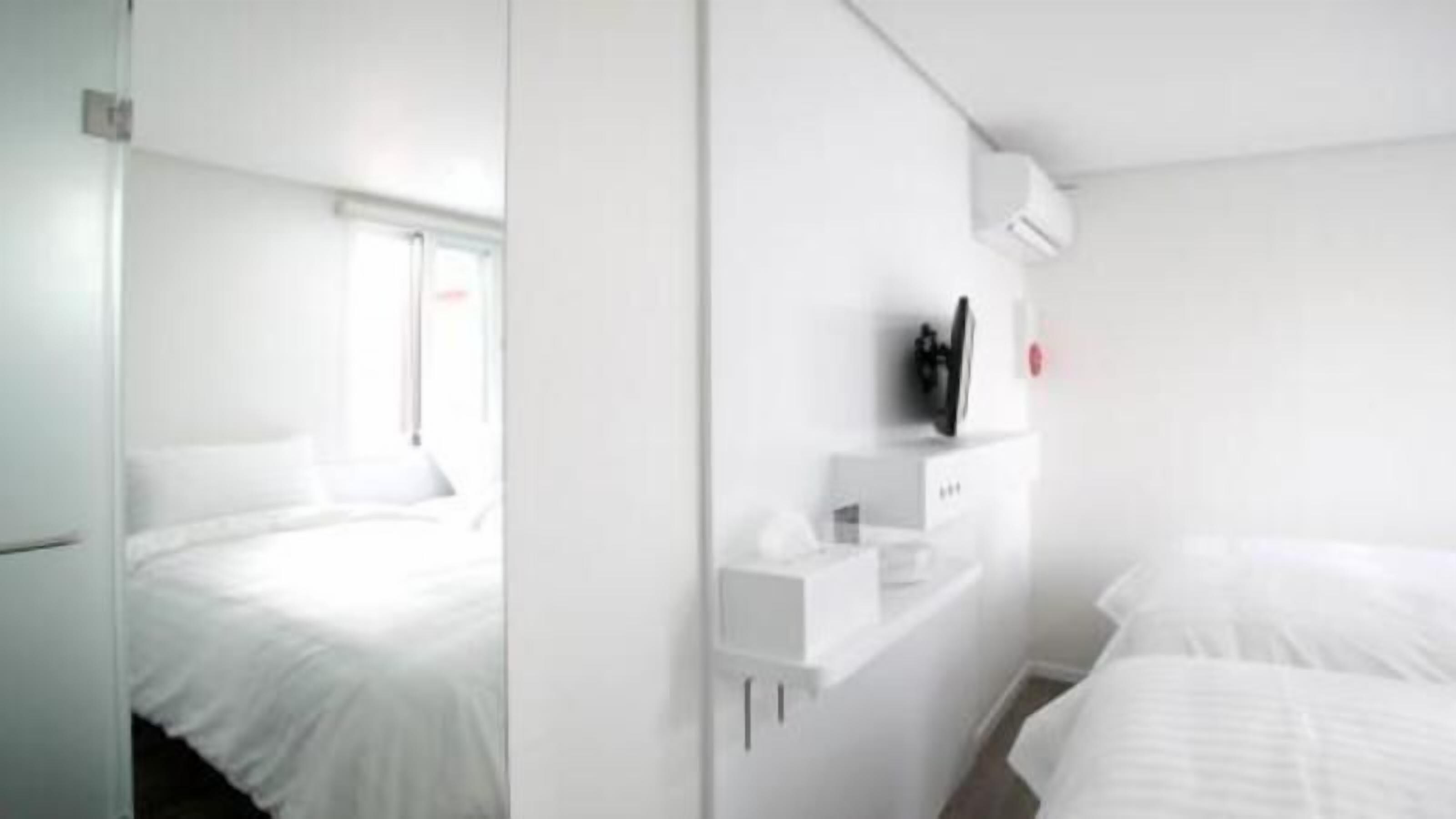 Tabla de planchar con plancha, wifi gratis y ropa de cama 
