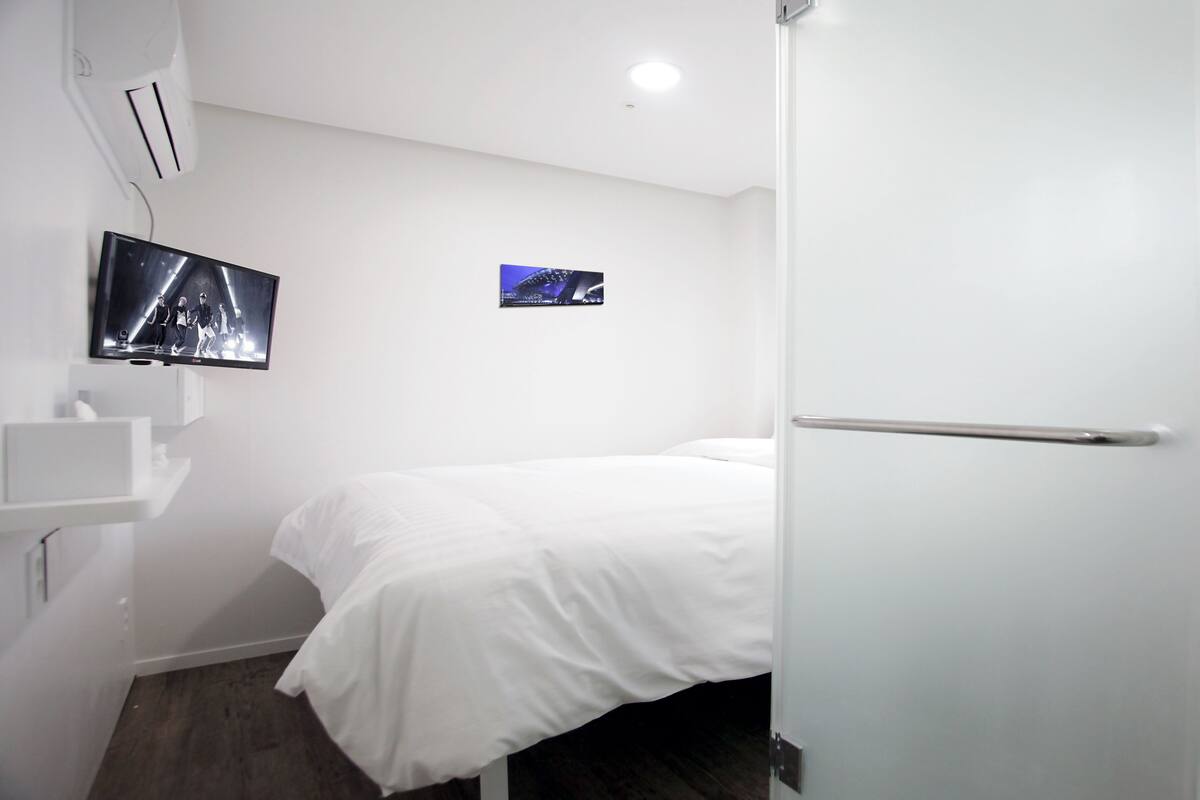Tabla de planchar con plancha, wifi gratis, ropa de cama