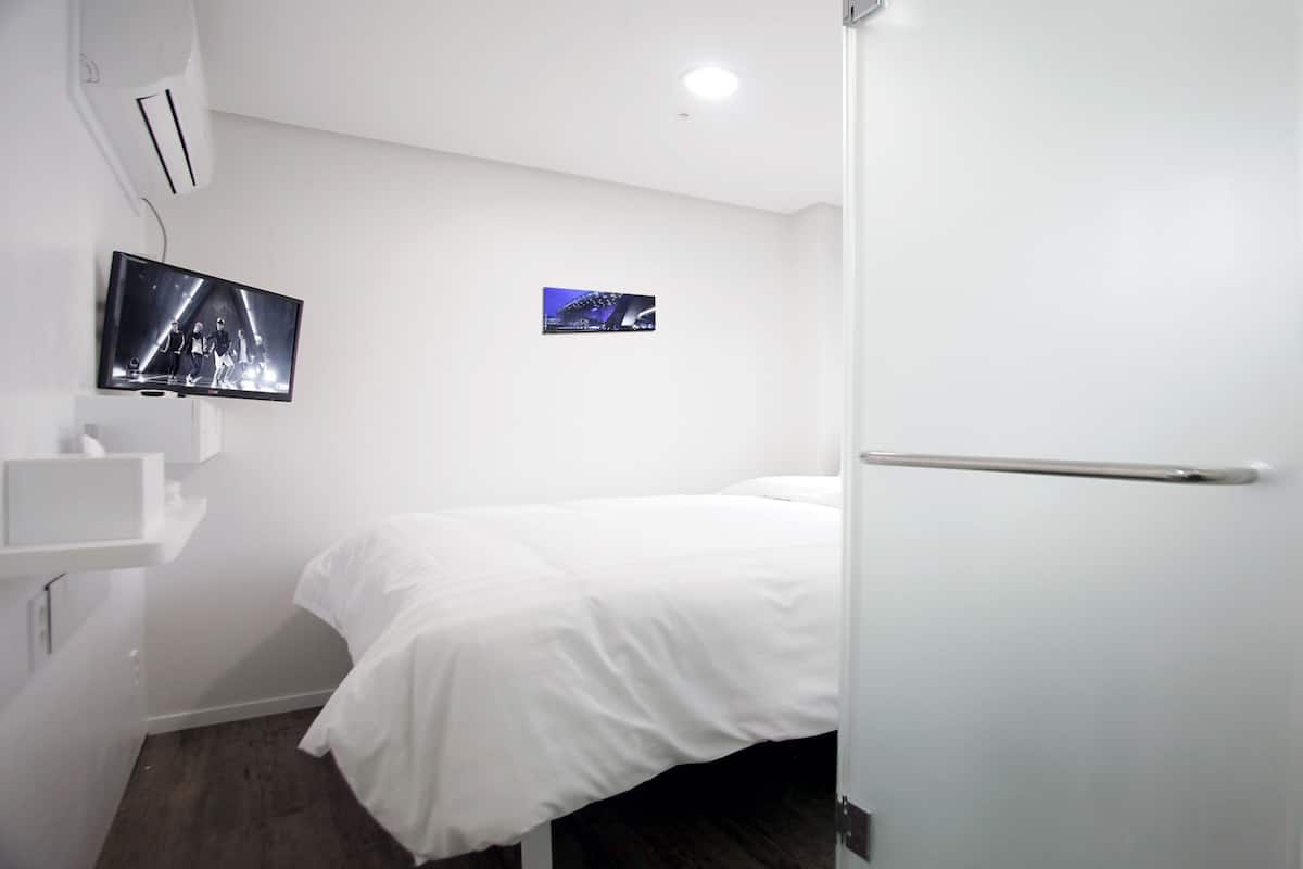 Iron/ironing board, free WiFi, bed sheets