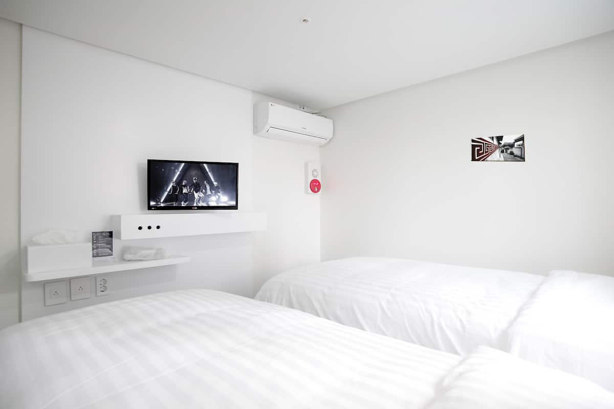 Twin Room, Terrace | Iron/ironing board, free WiFi, bed sheets