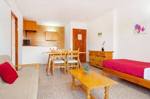 Apartament, 2 dormitoris, balcó, vistes a la ciutat | Sala d'estar | Televisor de pantalla plana de 30 cm amb canals per cable i televisor 