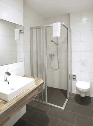 Shower, free toiletries, hair dryer, towels - Limes Hotel (Wehrheim)