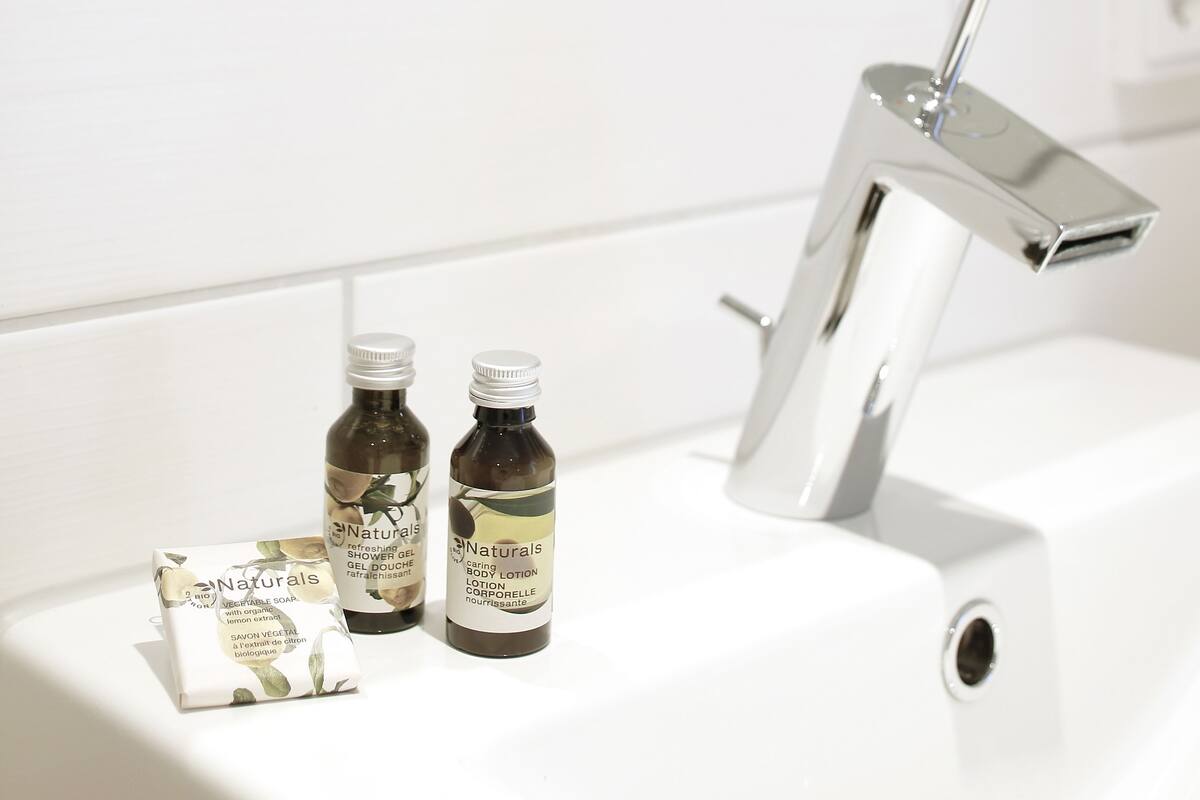 shower, free toiletries, hair dryer, towels