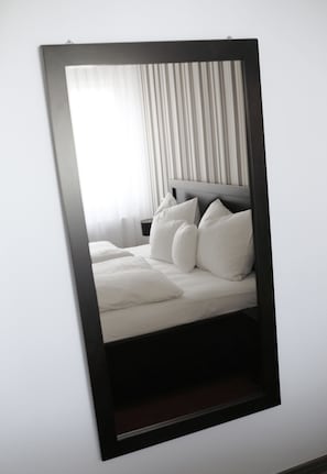 Zimmersafe, Schreibtisch, schallisolierte Zimmer, Bügeleisen/Bügelbrett