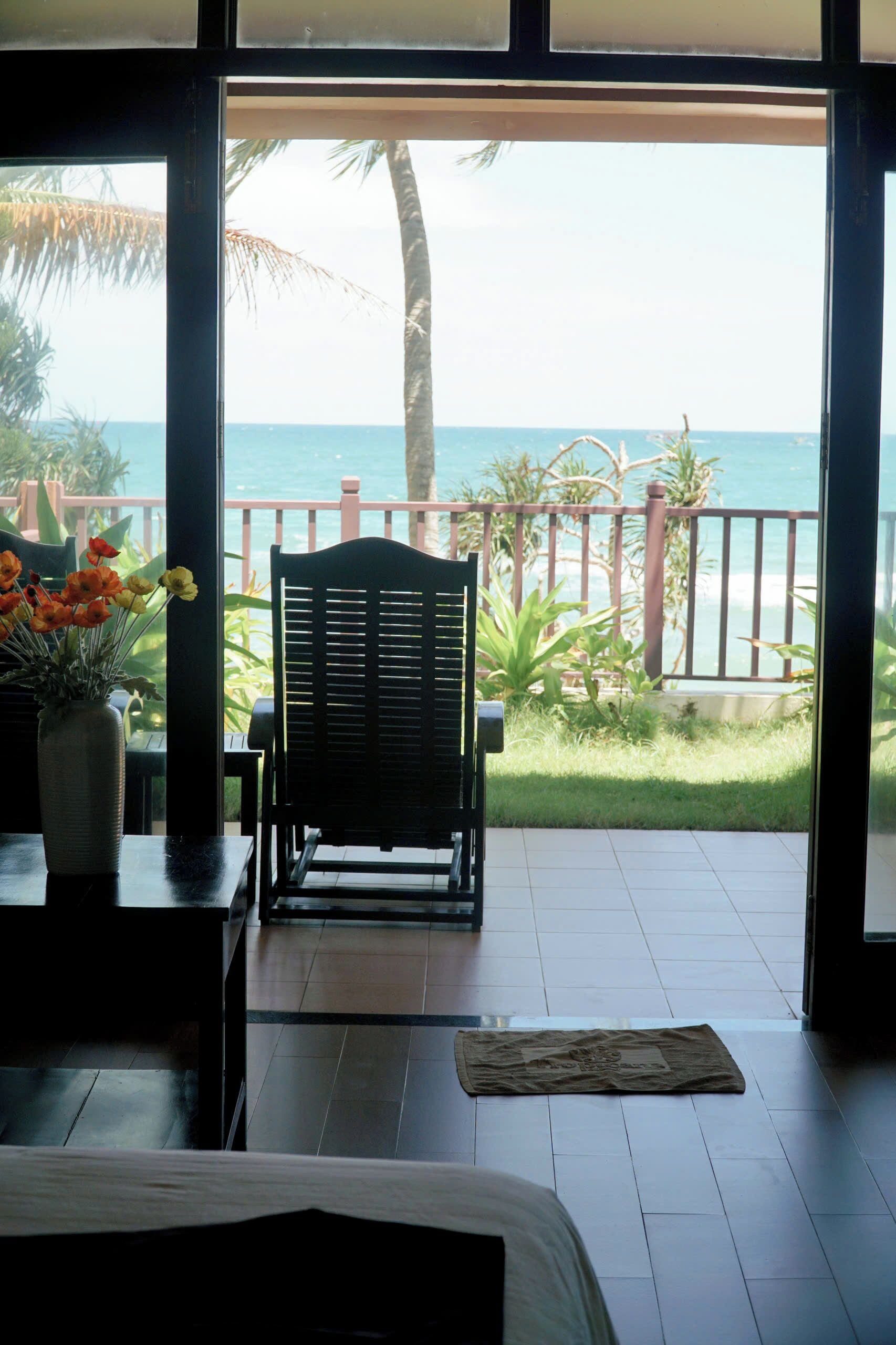 Beachfront Double Room | Minibar, caja de seguridad en la habitación y escritorio 
