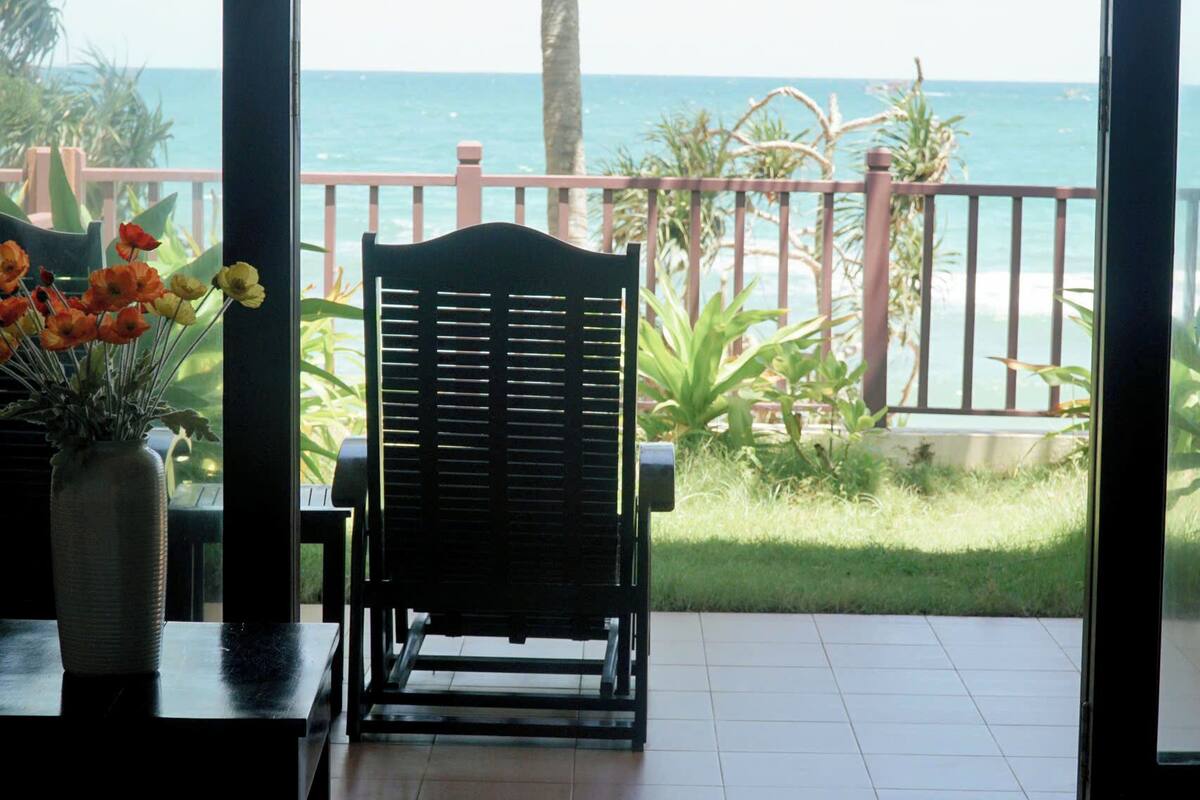 Beachfront Double Room | Bar mini, peti besi dalam bilik, meja, kalis bunyi 
