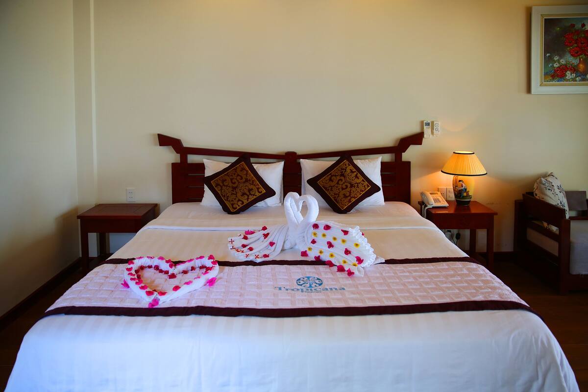 Deluxe Triple Room, Garden View | Ruang tamu | TV LCD 