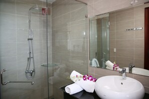 Dusche, Regendusche, Designer-Toilettenartikel, Hausschuhe