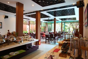 Petit déjeuner, déjeuner et dîner servis sur place, vue sur la mer