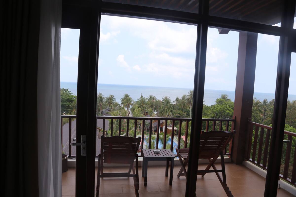 Deluxe Room, Ocean View | Bar mini, peti besi dalam bilik, meja, kalis bunyi 
