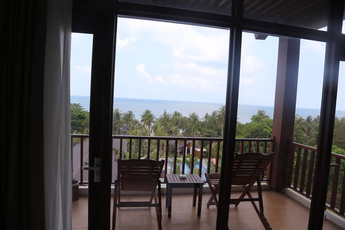 Deluxe Room, Ocean View | Minibar, in-room safe, desk, soundproofing