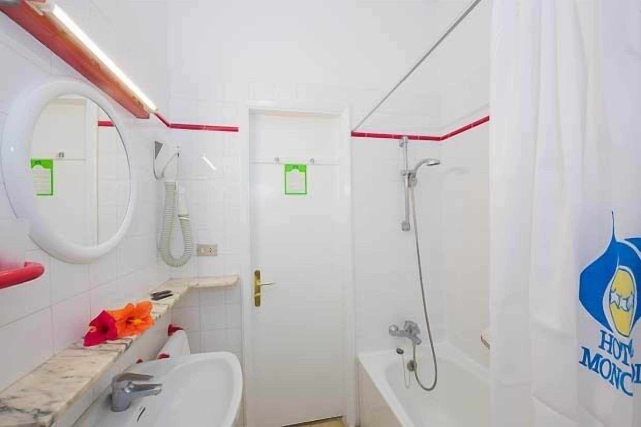 combined shower/bathtub, hair dryer, towels