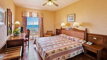 Minibar, coffres-forts dans les chambres, bureau, rideaux occultants