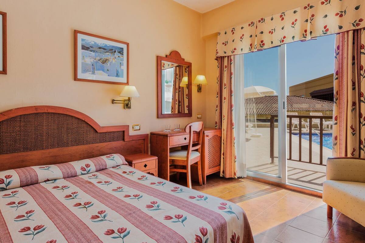 double room, balcony | minibar, in-room safe, desk, blackout curtains