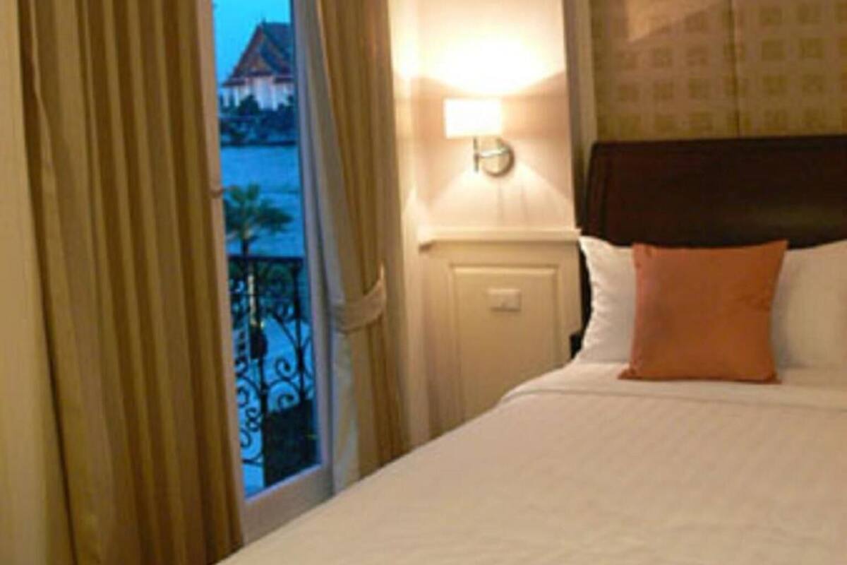 Partial River View | Bộ đồ giường cao cấp, minibar, két bảo mật tại phòng, bàn 