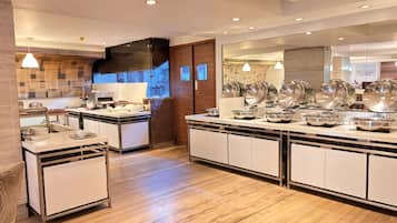 Se sirven desayunos, almuerzos y cenas; cocina internacional