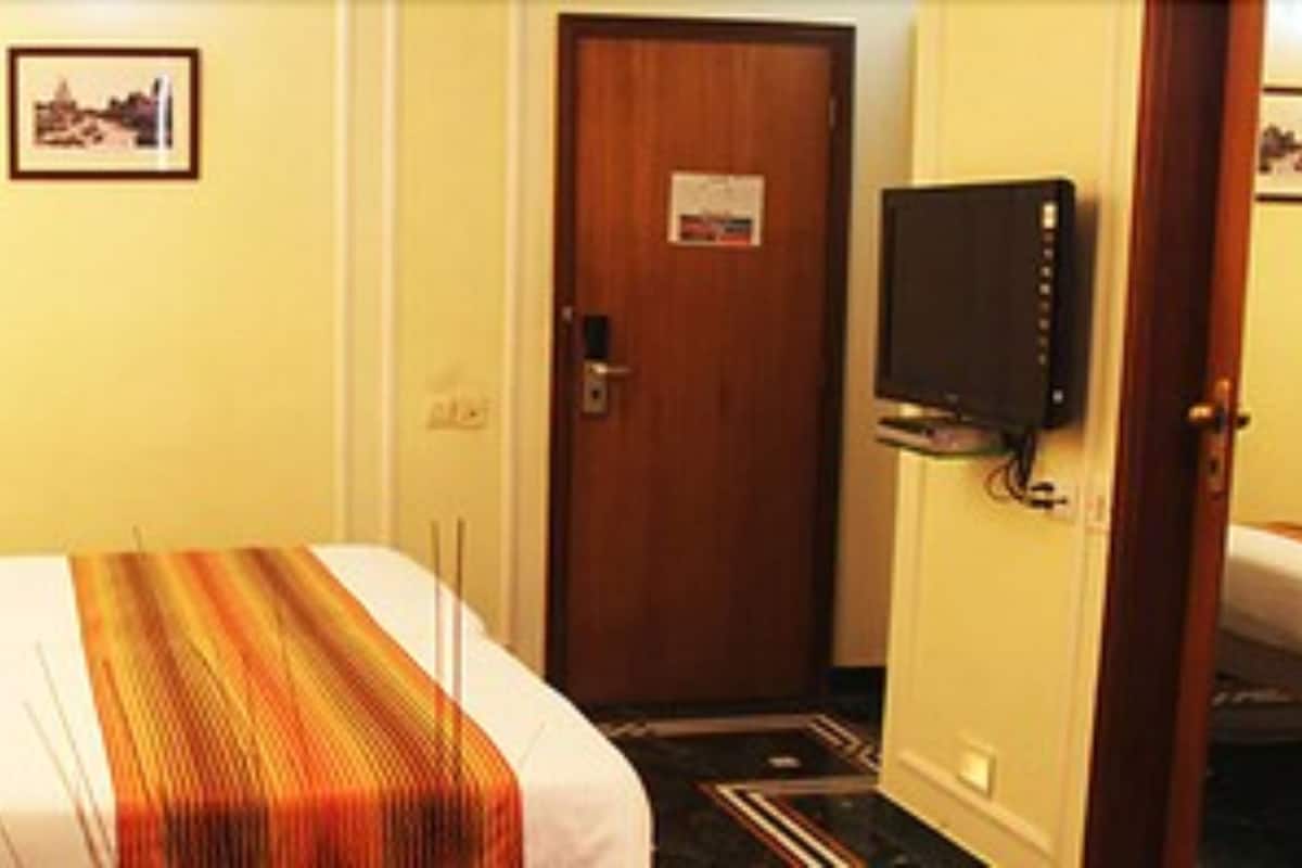 Minibar, odada kasa, masa, güneşlik/perde