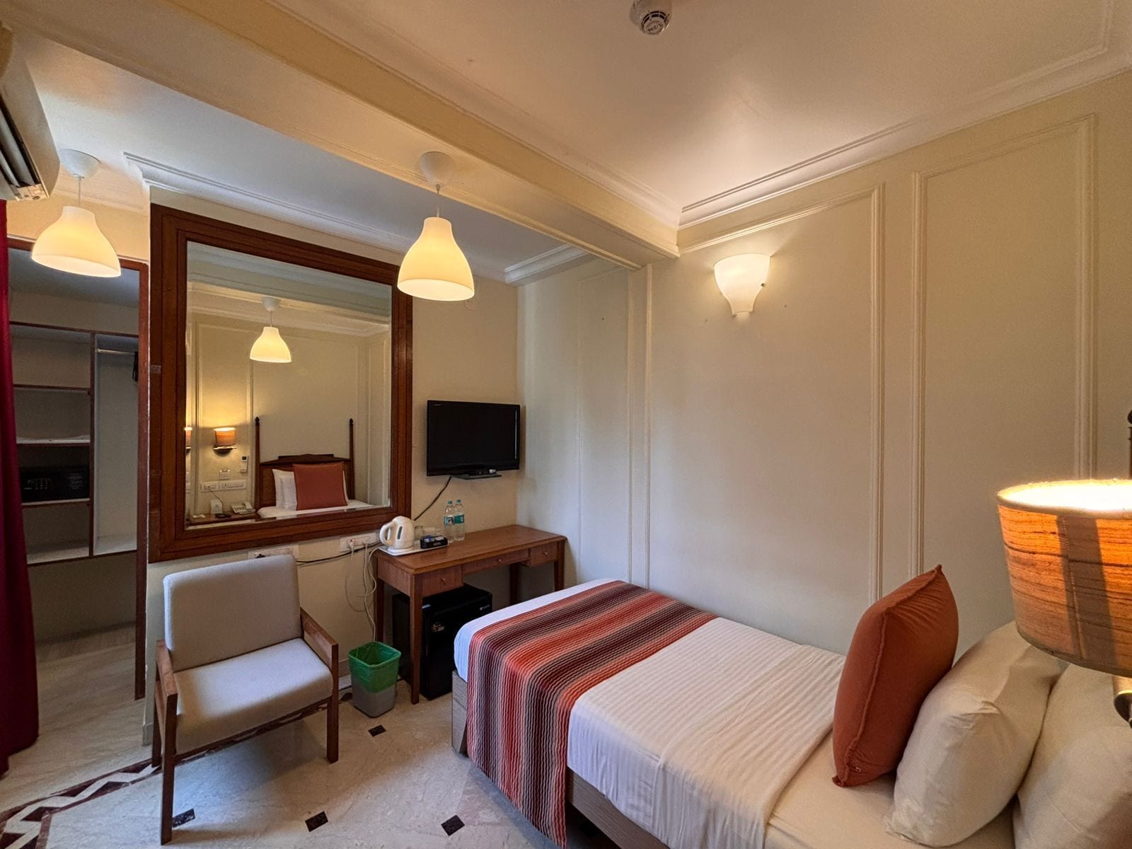 Een minibar, een kluis op de kamer, een bureau, verduisterende gordijnen