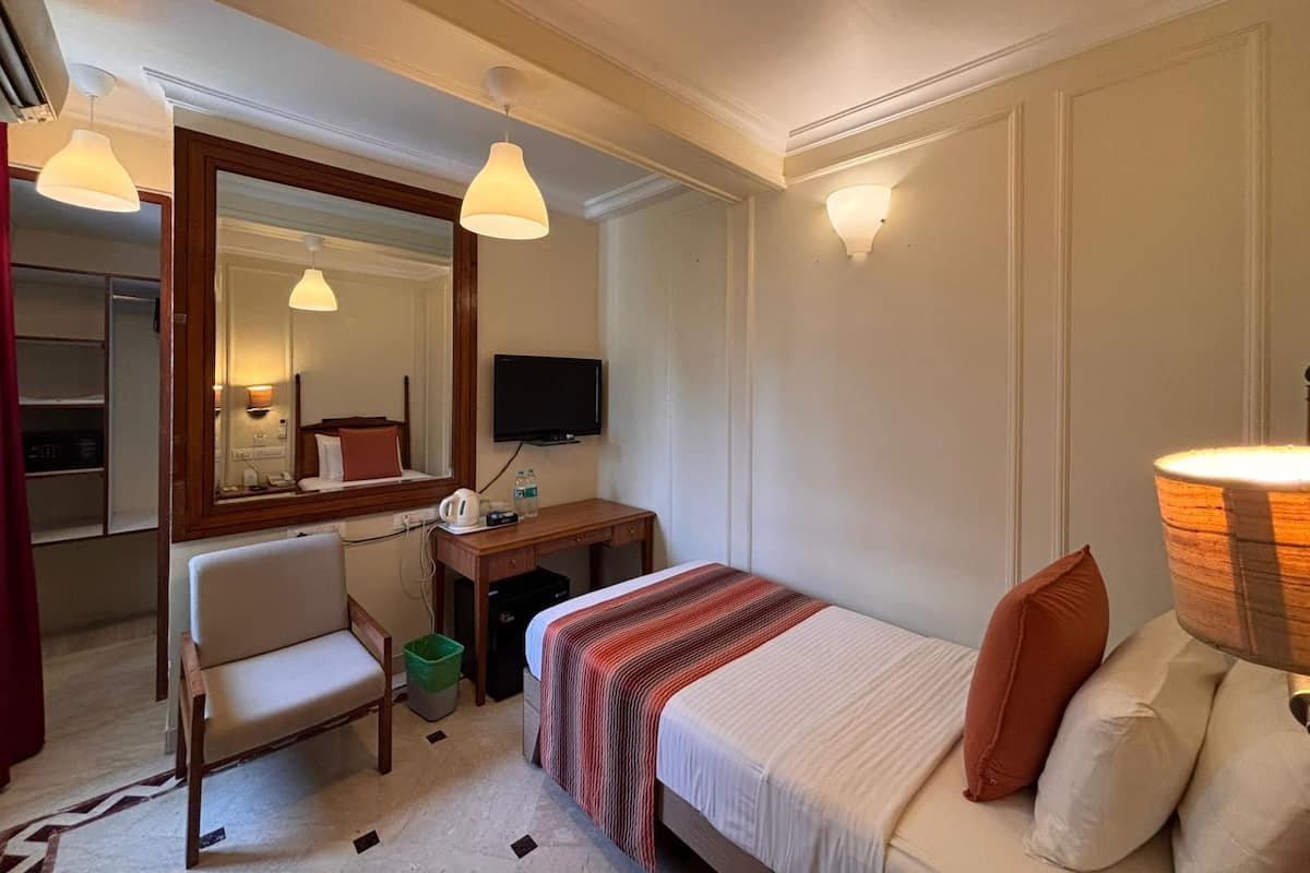 Minibar, caja de seguridad en la habitación y escritorio