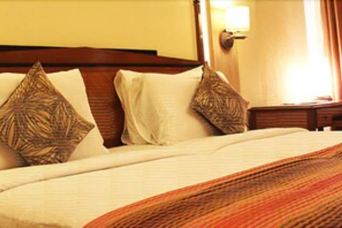 Minibar, odada kasa, masa, güneşlik/perde