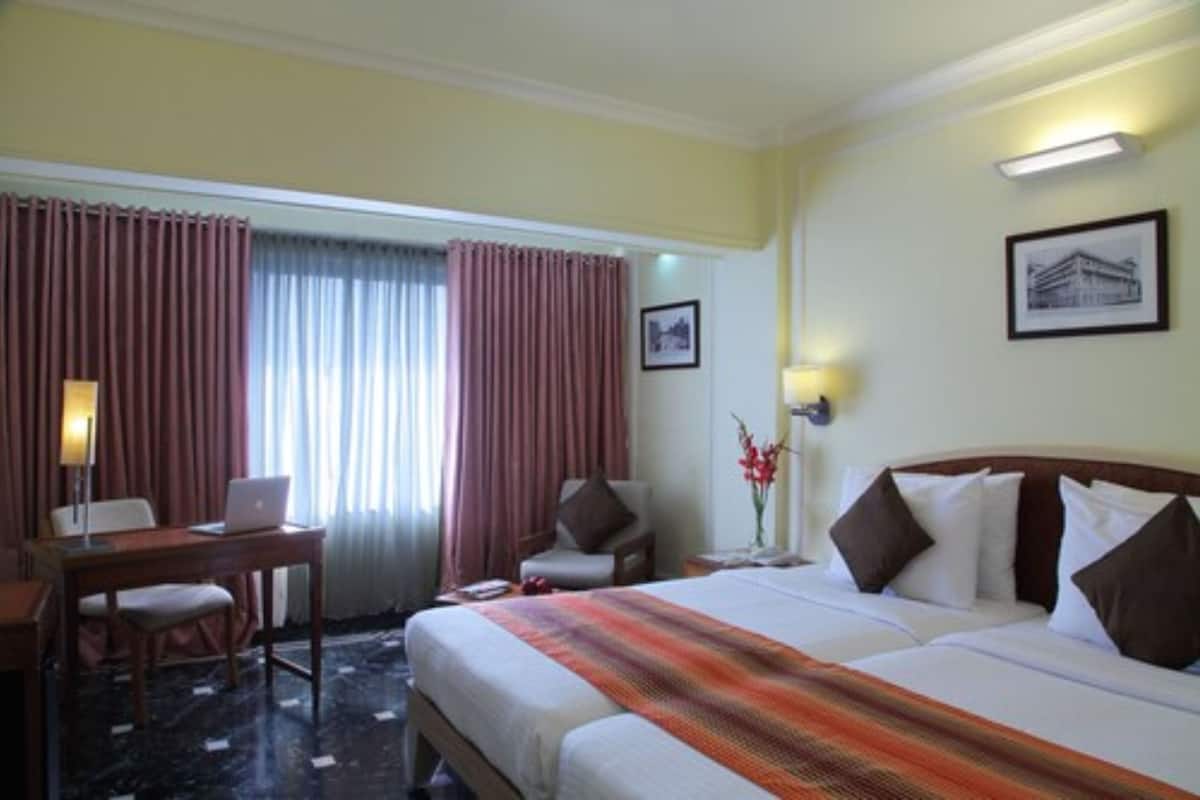 Deluxe Oda | Minibar, odada kasa, masa, güneşlik/perde