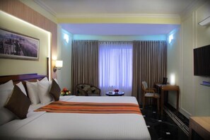 Minibar, coffres-forts dans les chambres, bureau, rideaux occultants