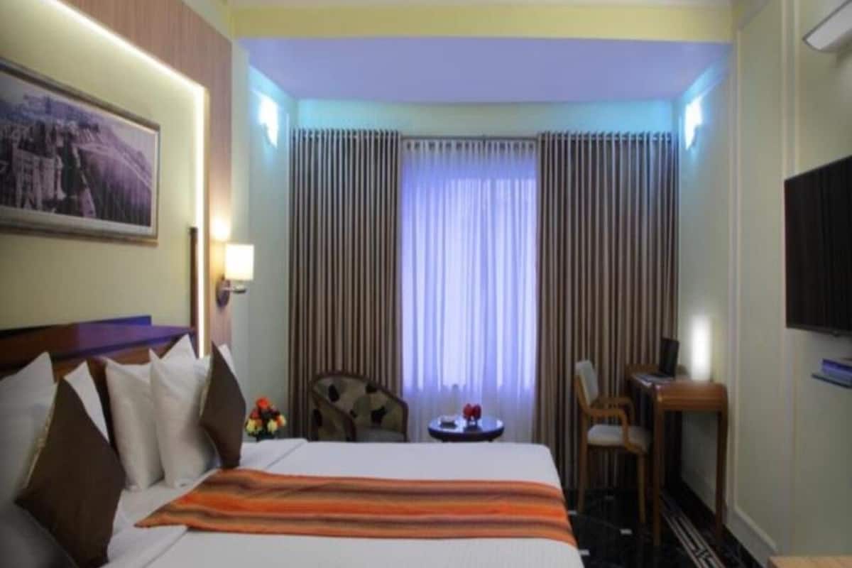 Minibar, caja de seguridad en la habitación y escritorio