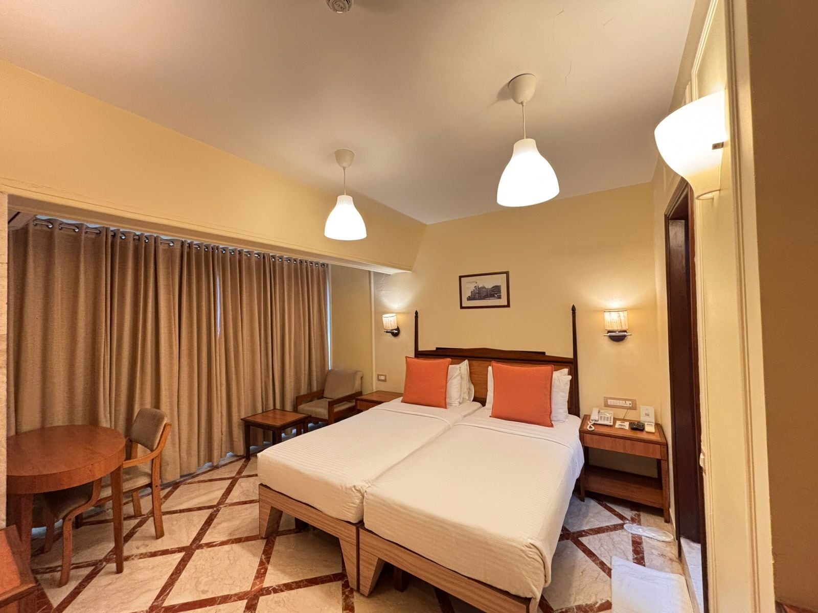 Een minibar, een kluis op de kamer, een bureau, verduisterende gordijnen