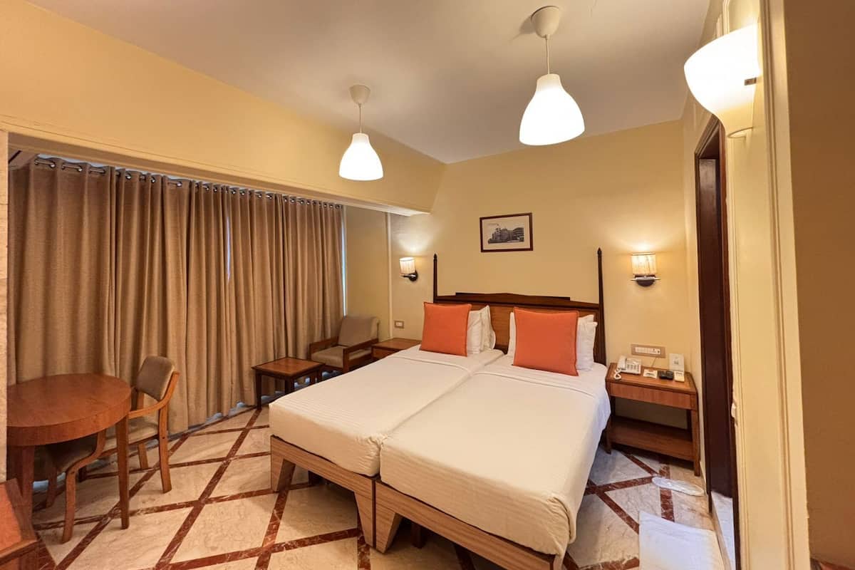 Minibar, caja de seguridad en la habitación y escritorio