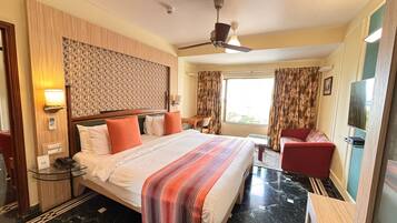 Minibar, caja de seguridad en la habitación y escritorio