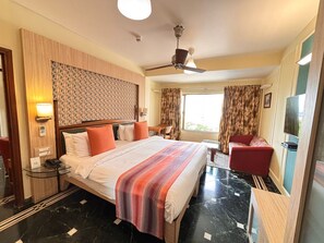 Minibar, coffres-forts dans les chambres, bureau, rideaux occultants