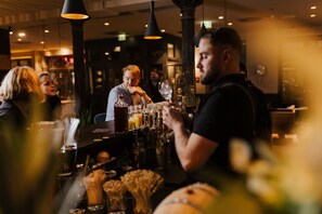 Cocktailbar, Blick auf den Garten, täglich geöffnet