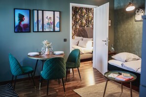 Apartamento City | Sala de estar | Smart TV de 32 pulgadas con canales por satélite, una televisión