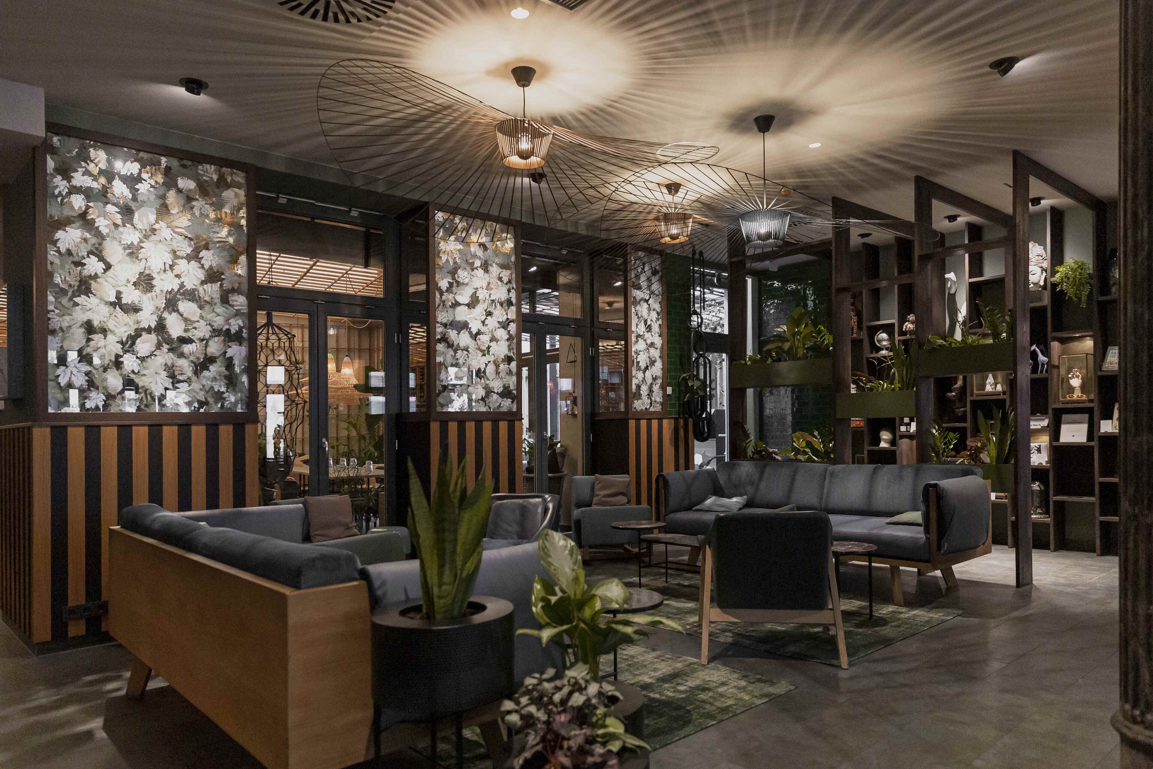 Cocktail bar, garden views, open daily