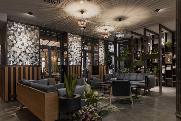 Cocktail bar, garden views, open daily - The Circus Hotel (Berlin)